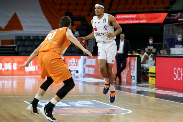 升的年轻球 升的年轻球