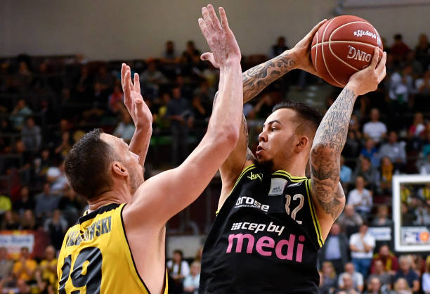 的表现备受 的表现备受